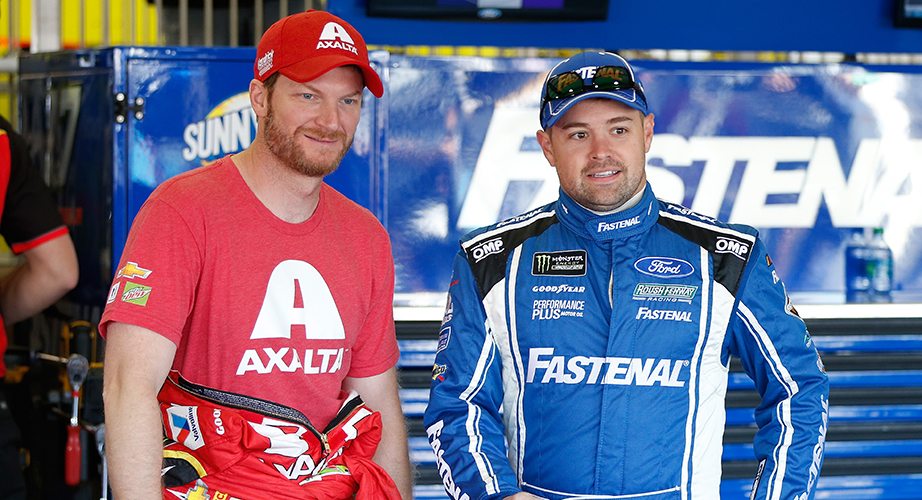 Ricky Stenhouse Jr. offers help to JR Motorsports pit crew | NASCAR.com
