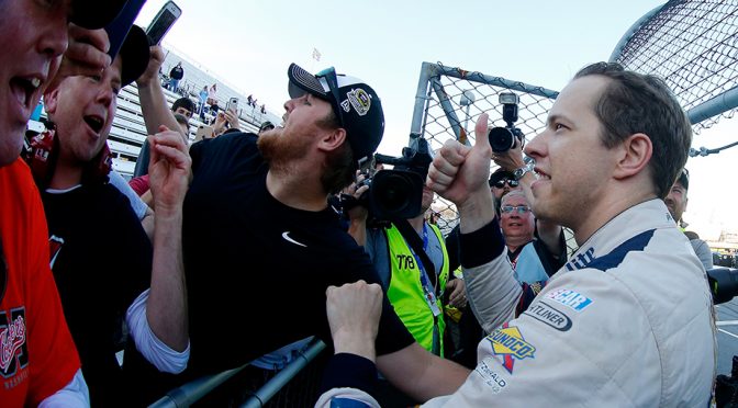 How does Kes celebrate win? Selfies with fans