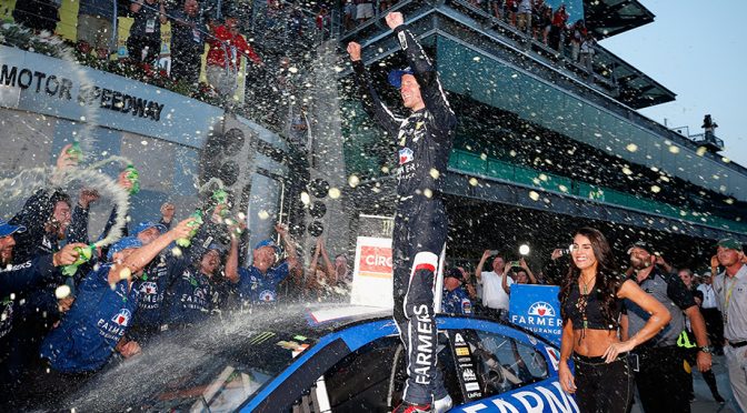 Featured image for Kahne breaks through for Brickyard 400 victory