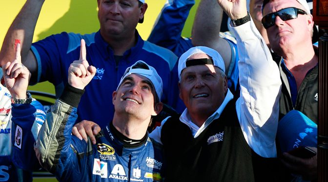 Jeff Gordon guides Chase Elliott through crucial Martinsville test