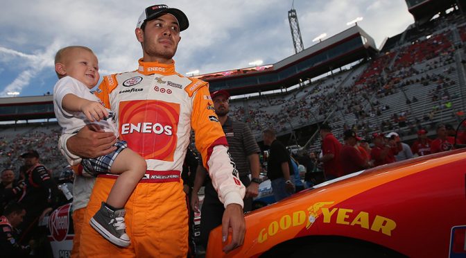 Larson honors country star with throwback scheme