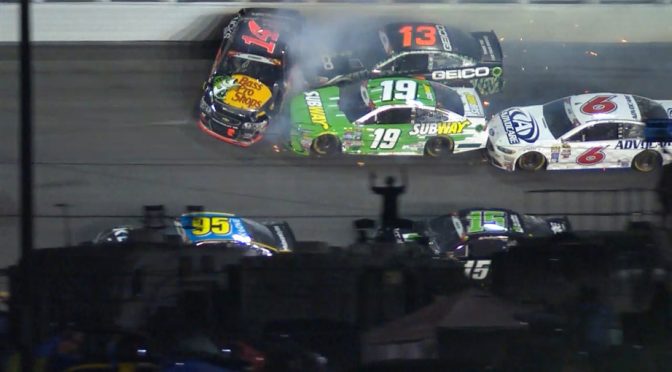 Tony Stewart wrecks late in final race at Daytona