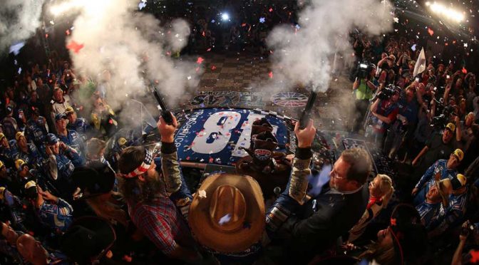 Featured Image for Tussle of champions: Jimmie Johnson outduels Kevin Harvick