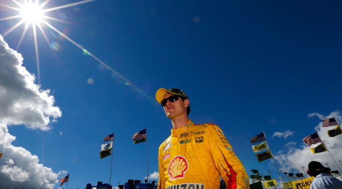 Logano, Kenseth stay out of Johnson-Harvick fracas