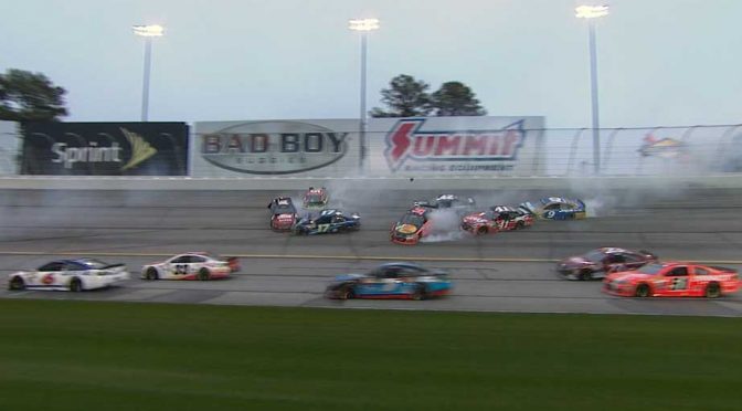 Race red-flagged following six-car wreck