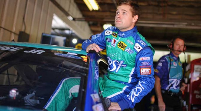 Stenhouse slaps wall in Pocono practice