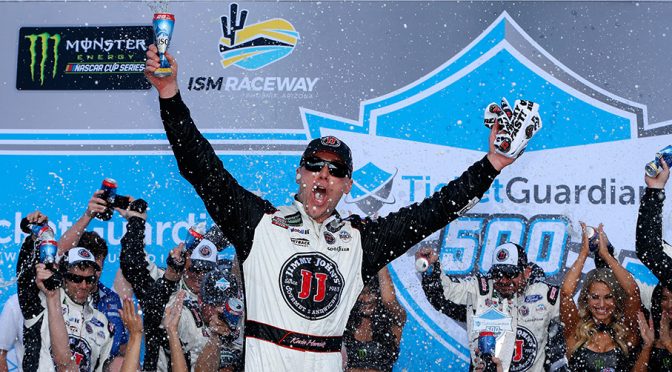 Harvick captures third straight win in 2018, triumphs at Phoenix