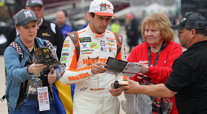 Elliott set for grand weekend, celebrity judge role at Hooters International Pageant