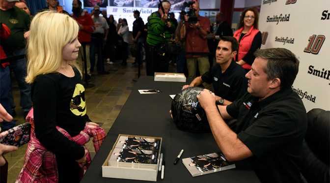 Featured Image for Stewart-Haas Racing announces reintroduction of team Fan Club