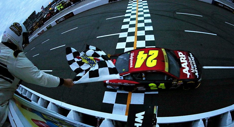Jeff Gordon crosses the finish line to win at Martinsville in 2015.