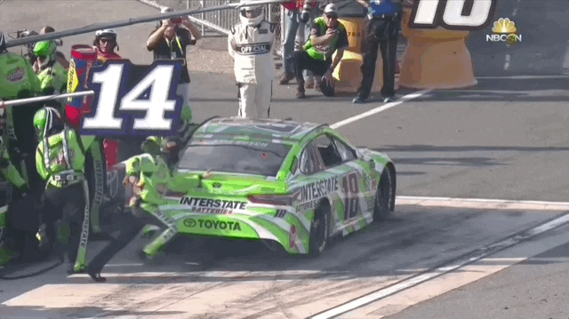 2018 Nov26 Steveluvender Gifs 18 Kyle Busch Crew Member Jump In Car