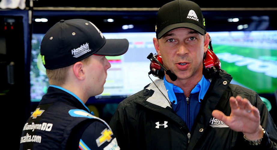 William Byron and Chad Knaus chat in the garage.