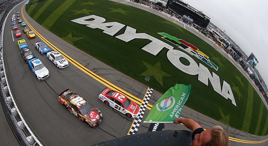 Paul Menard leads the field to the green flag in the 2019 Clash at Daytona.