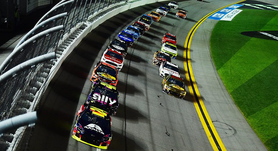 William Byron leads the field in Duel 1 at Daytona.