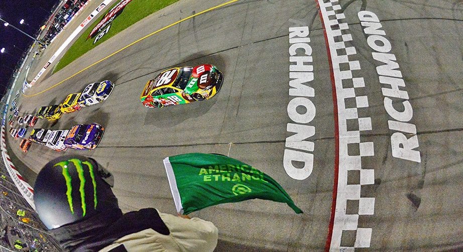 Kyle Busch leads the field to the green flag at Richmond in 2018.