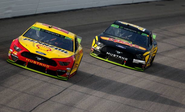 Featured image for Clint Bowyer drives No. 14 Ford Mustang to eighth-place finish at Kansas Speedway