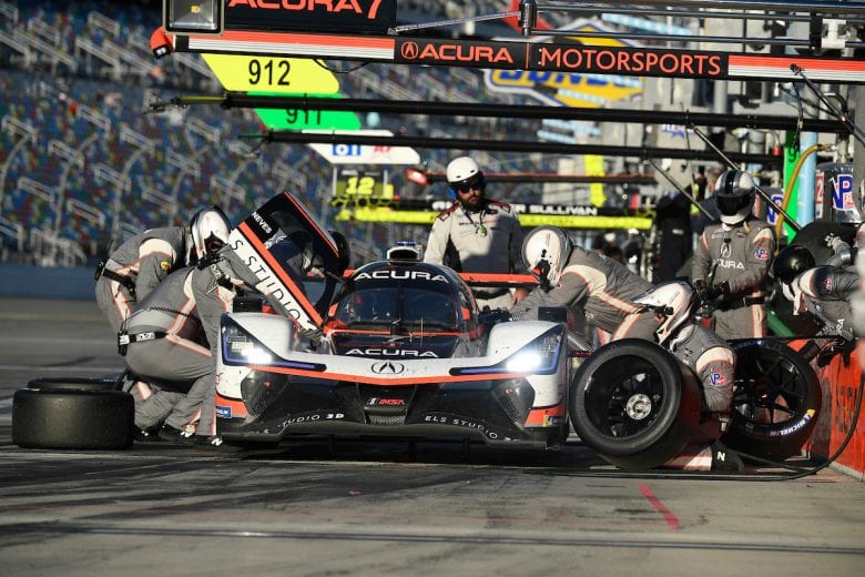 #7 Acura Team Penske Acura DPi, DPi: Helio Castroneves, Ricky Taylor, Alexander Rossi - pit stop