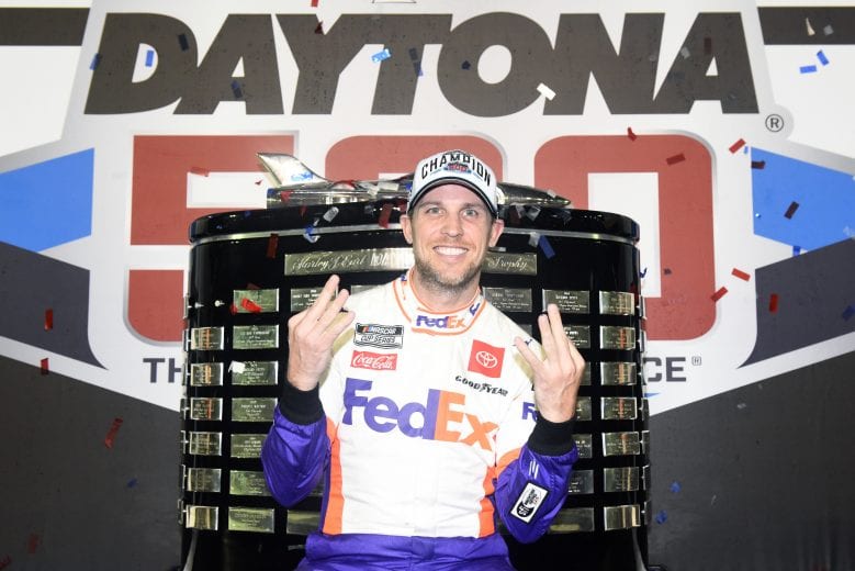 DAYTONA BEACH, FLORIDA - 17 DE FEBRERO: Denny Hamlin, piloto del Toyota N.° 11 de FedEx Express, posa con el trofeo en el carril de la victoria después de ganar la 62.ª edición anual de la Daytona 500 de la NASCAR Cup Series en el Daytona International Speedway el 17 de febrero de 2020 en Daytona Beach, Florida. (Foto de Jared C. Tilton/Getty Images) | Getty Images