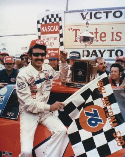 DAYTONA BEACH, FL - 15 DE FEBRERO: Richard Petty, piloto del Buick STP n.° 43, celebra en la pista de la victoria tras ganar la Winston Cup Daytona 500 el 17 de febrero de 1974 en el Daytona International Speedway en Daytona Beach, Florida. (Foto de ISC Archives/CQ-Roll Call Group vía Getty Images)