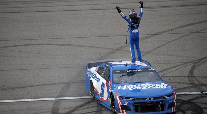 Featured image for Kyle Larson pulls away at Vegas, ices first Cup Series victory since 2019