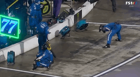 17 Crew Prepare In Pit Stall