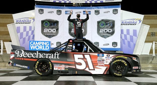 Kyle Busch rolls to Camping World Trucks victory at Kansas