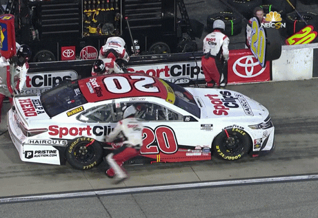 20 Pit Crew Guy Pull Fender Fingers Close