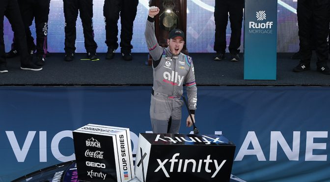 Alex Bowman wins at Martinsville after contact with Hamlin; Championship 4 set