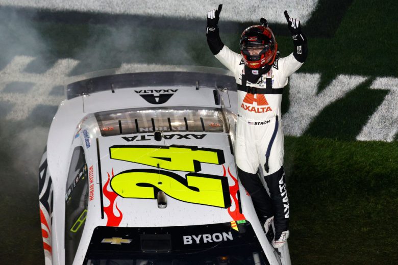 William Byron celebra después de ganar en Daytona. Sean Gardner | Imágenes Getty