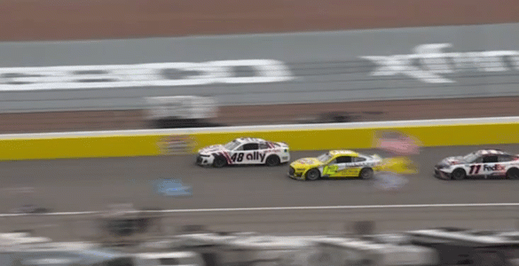 Three-wide for the lead? Yeah, now we’re racing.