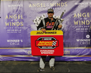 Naima Lang après sa victoire en NASCAR Pro Late Model Division samedi soir à Evergreen Speedway. (Photo avec l'aimable autorisation d'Evergreen Speedway)