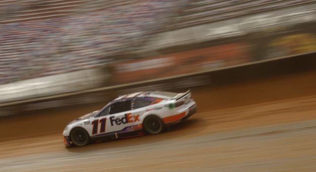 BRISTOL, TENNESSEE - 15 AVRIL: Denny Hamlin, conducteur de la Toyota FedEx Ground n ° 11, conduit lors des premiers essais de la NASCAR Cup Series Food City Dirt Race au Bristol Motor Speedway le 15 avril 2022 à Bristol, Tennessee. (Photo de Chris Graythen/Getty Images) | Getty Images
