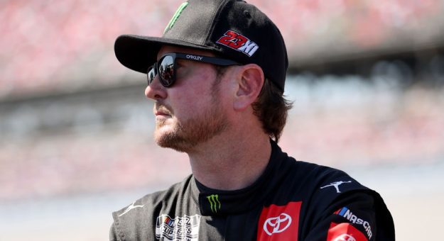 Kurt Busch en costume de pompier Monster Energy vu de profil