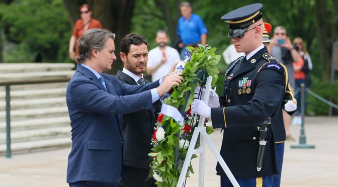 Featured Image for Kyle Larson, Jeff Gordon lay wreath at Tomb of the Unknown Soldier