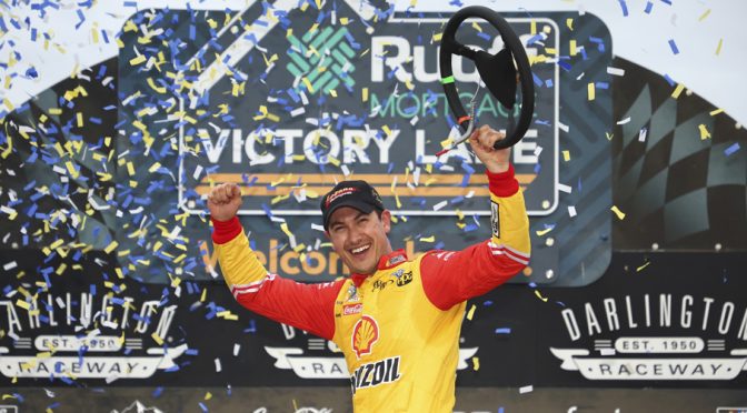 Logano moves Byron out of way, powers to first win of 2022 at Darlington