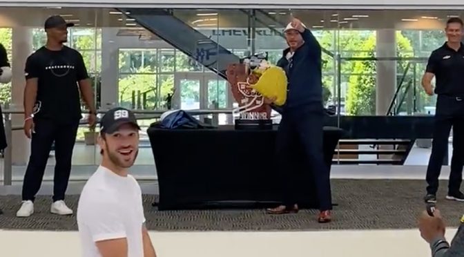 Daniel Suárez, Pitbull cap victory celebration in best way possible — by smashing a taco piñata full of cash