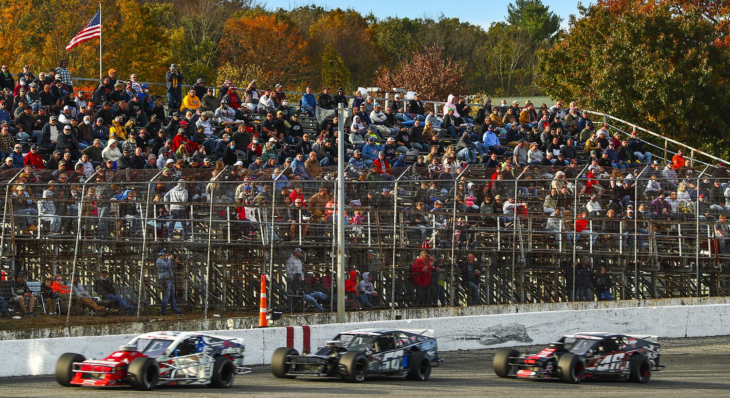 Cars race during the Sunoco World Series 150 for the NASCAR Whelen Modified Tour at Thompson Speedway Motorsports Park in Thompson, Connecticut on October 11, 2020. (Adam Glanzman/NASCAR)