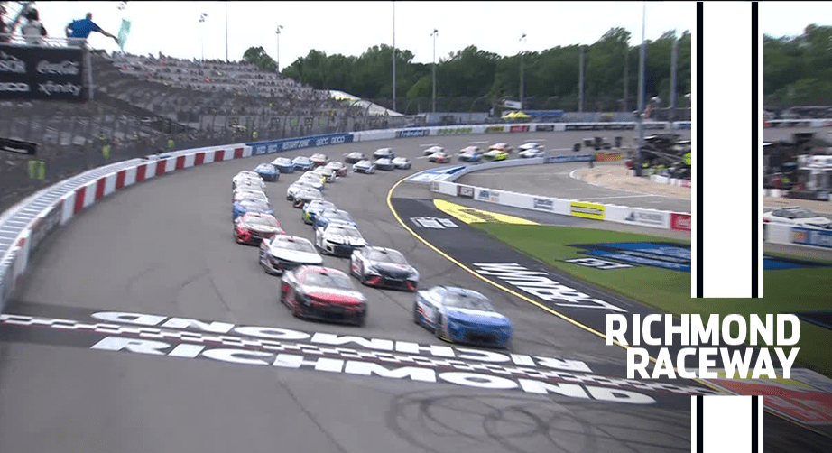 Kyle Larson leads the field to green at Richmond Raceway