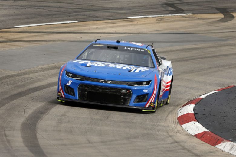 Kyle Larson drives at Martinsville