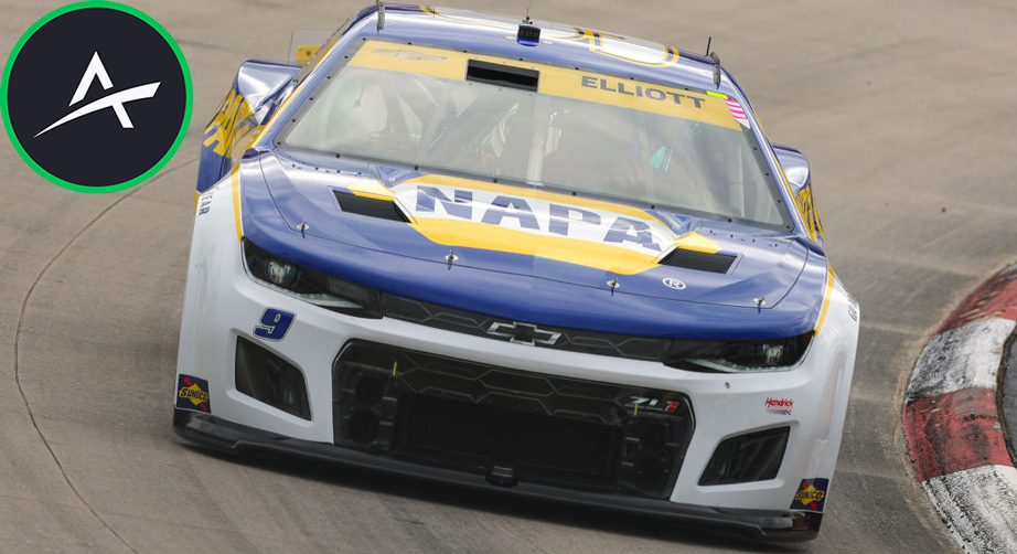Chase Elliott No. 9 Chevrolet turns a corner at Martinsville