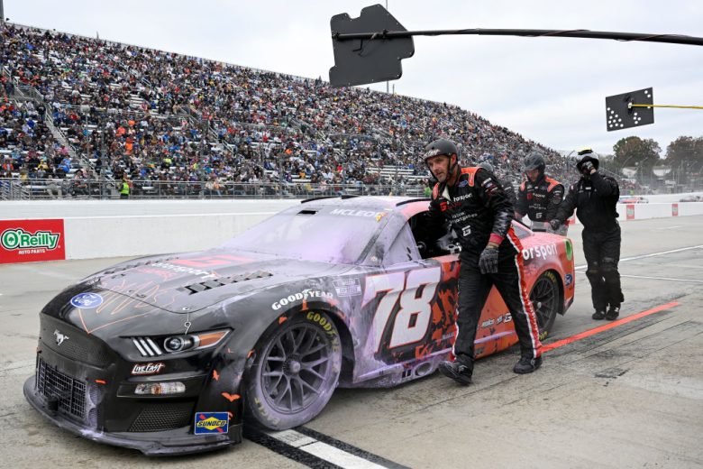 Pit crew pushes McLeod car