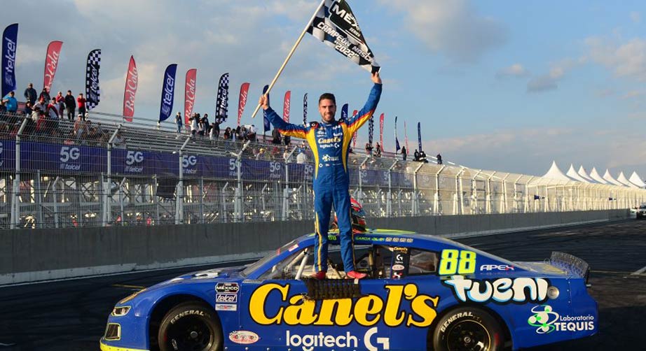 Ruben Garcia Jr. celebrates his 2022 Mexico Series title