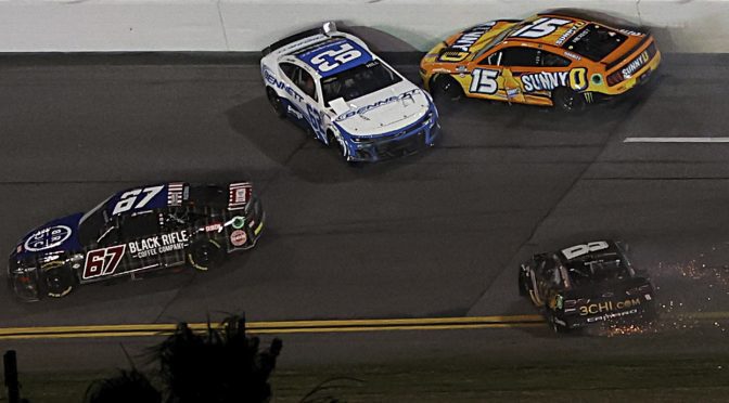Kyle Busch crashes from the lead in Duel 2 at Daytona