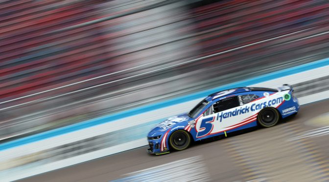 Kyle Larson claims Phoenix pole for Cup Series race