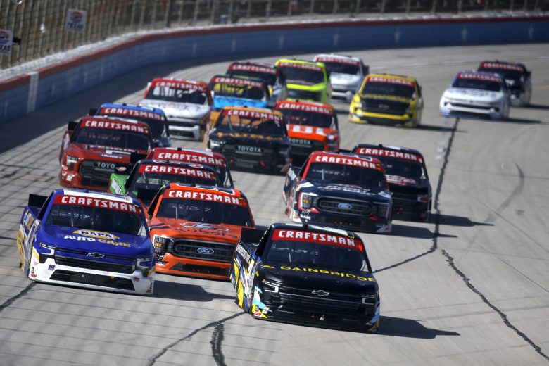 Trucks race into Turn 1 at Texas