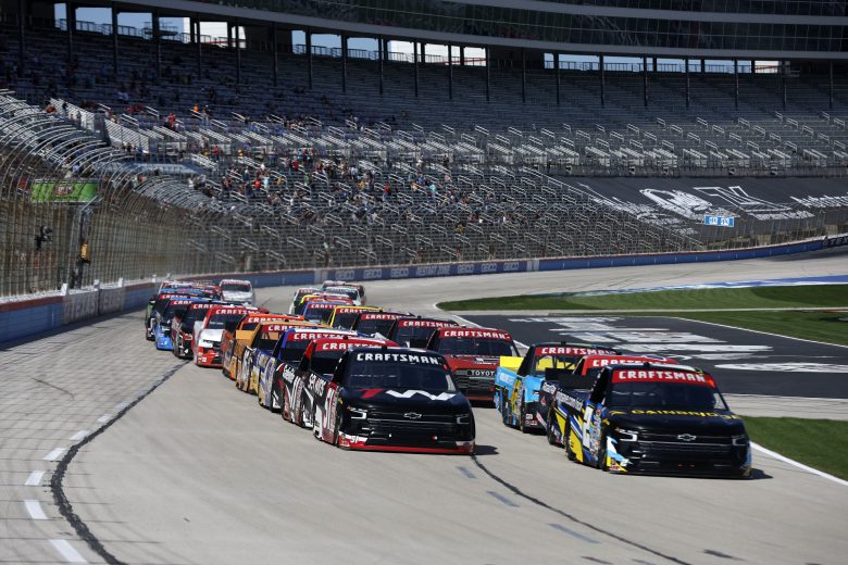 Trucks race to Turn 1 at Texas