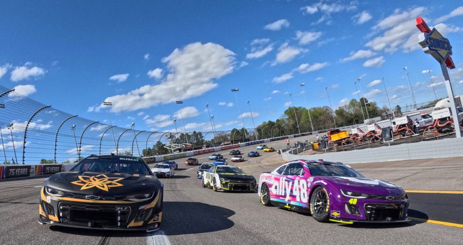 Kyle Busch (L) and Alex Bowman pace the field at Richmond