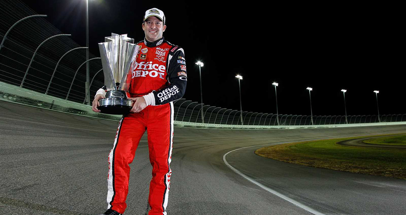 Tony Stewart Wins 2011 NASCAR Sprint Cup Series Championship [PICTURES]