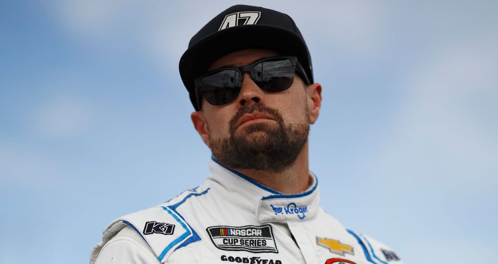 Stenhouse Jr. builds on steady start at Bristol Dirt Race - NASCAR