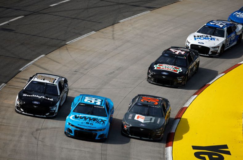 Suárez, Gilliland and Almirola race three wide